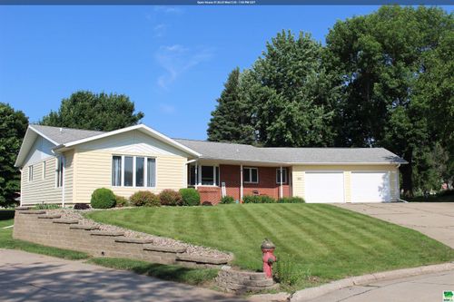 402 Amsterdam Dr Se, Orange City, IA, 51041-1702 | Card Image