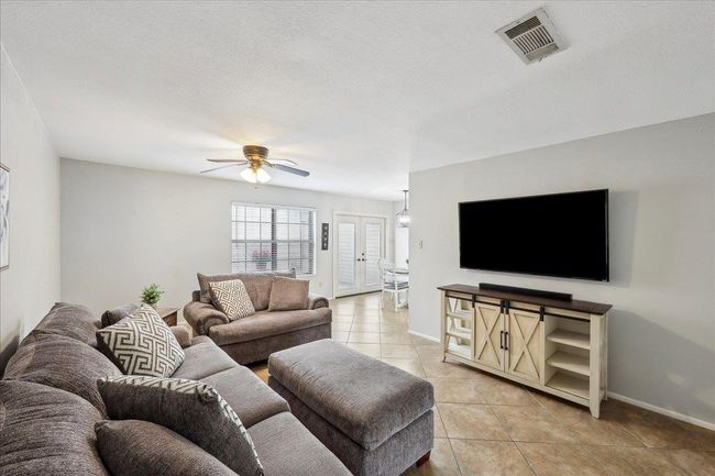 1047 Park Meadow Dr, Condo with 3 bedrooms, 2 bathrooms and null parking in Beaumont TX | Image 4