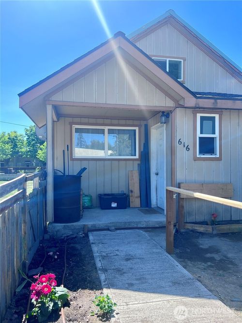 616 4th Ave, Oroville, WA, 98844-9271 | Card Image