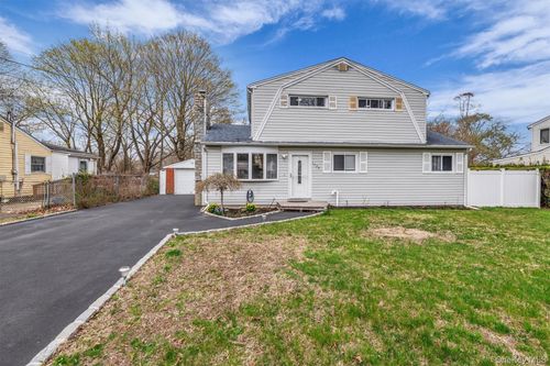 1520 N Thompson Dr, Bay Shore, NY, 11706-1334 | Card Image