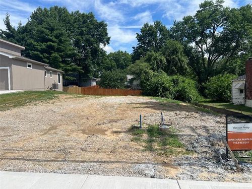 2324 Ne 72nd St, Gladstone, MO, 64118 | Card Image