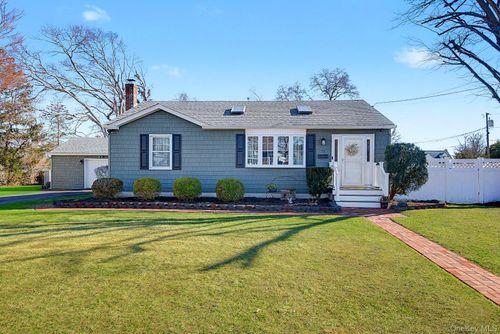 72 Harris St, Patchogue, NY, 11772-1706 | Card Image
