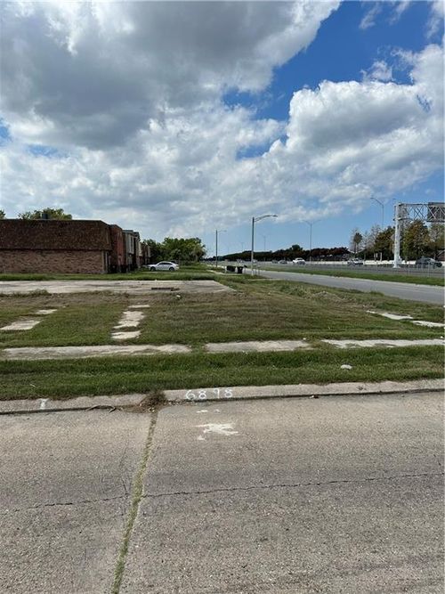 6898 Parc Brittany Blvd, New Orleans, LA, 70126-3322 | Card Image