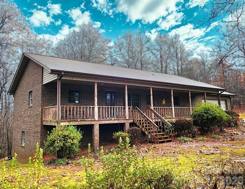 2919 Teton Dr, Newton, NC, 28658-8724 | Card Image