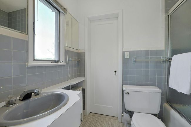 Adjoining bath for guest bedroom & office | Image 12