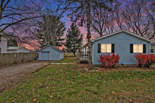 902 Millard St, Three Rivers, MI, 49093-9588 | Card Image