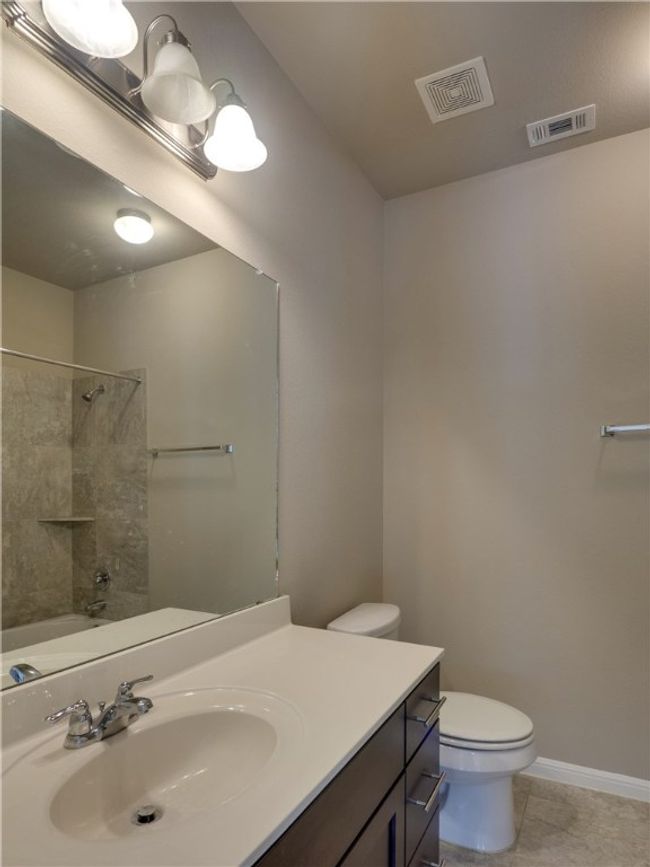 Bathroom upstairs | Image 22