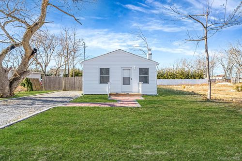 42 Oak Dr, Riverhead, NY, 11901-1519 | Card Image