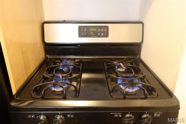 Gas stove. The gas is included in your HOA fees. | Image 7