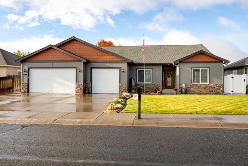 6404 Ventura Dr, Klamath Falls, OR, 97603-7749 | Card Image