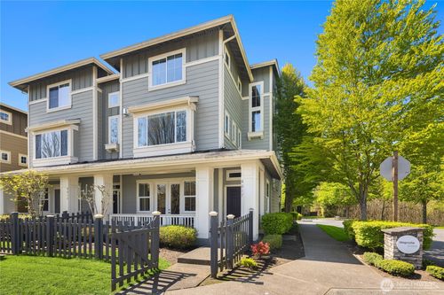 8017 Douglas Ave Se, Snoqualmie, WA, 98065-9726 | Card Image