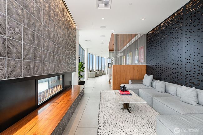 Lounge and eating space on 40th Floor. | Image 24