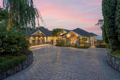 2226 Arbutus Rd, Victoria, BC, V8N1V3 | Card Image