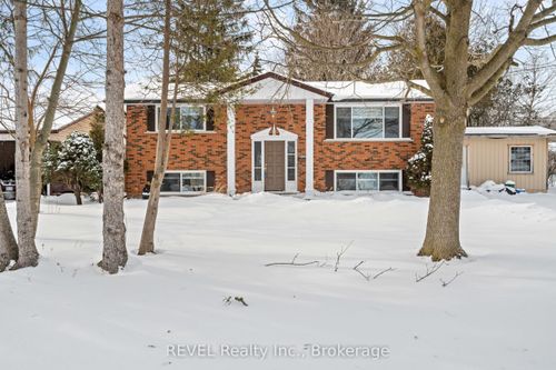 747 Parkdale Ave, Fort Erie, ON, L2A5B7 | Card Image