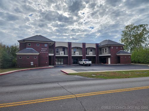 412-412 E B St, Jenks, OK, 74037-4152 | Card Image