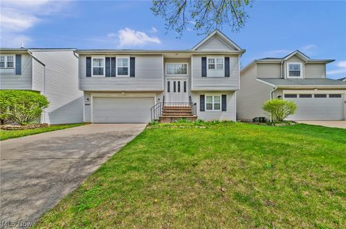 9561 Cyprus Ln, Olmsted Falls, OH, 44138-2735 | Card Image