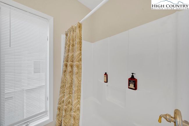 201 - 164 Evergreen Springs Ct, Condo with 2 bedrooms, 3 bathrooms and null parking in Blowing Rock NC | Image 18