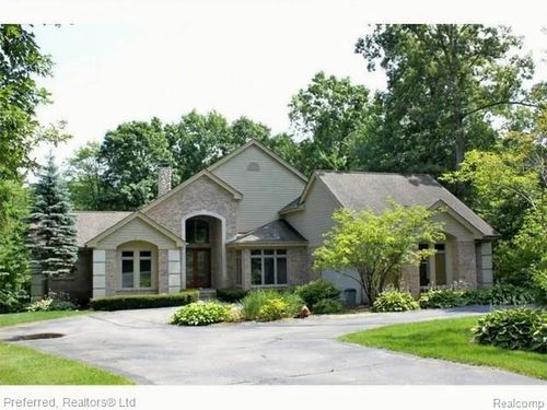 9186 Kelly Lake Dr, Clarkston, MI, 48348-2591 | Card Image