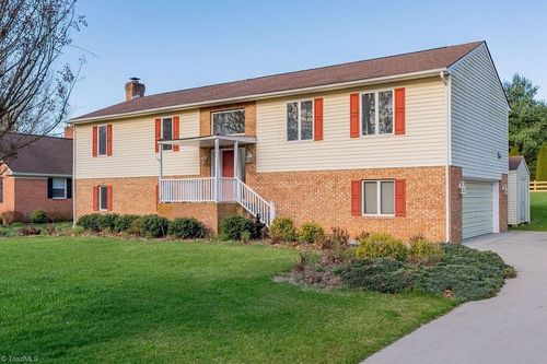 2806 Tall Oaks Dr, Blacksburg, VA, 24060-8109 | Card Image