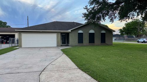 304 Avenue E, Nederland, TX, 77627-2525 | Card Image