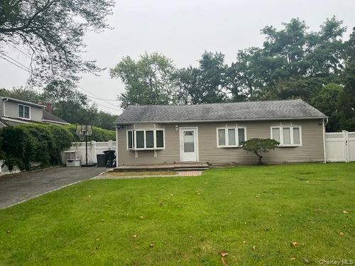 16 Lincoln Dr, Oakdale, NY, 11769-2127 | Card Image