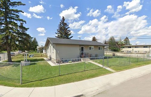 1004 Penrith Crescent Se, Home with 5 bedrooms, 2 bathrooms and 1 parking in Calgary AB | Card Image