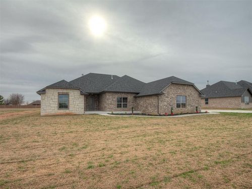 8561 Oak Tree Cir, Edmond, OK, 73025 | Card Image