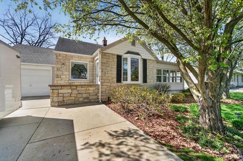 13707 W Forest Drive, New Berlin, WI, 53151 | Card Image
