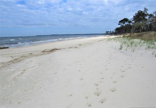 558 Sandy Point Dr, Beaufort, NC, 28516-9507 | Card Image