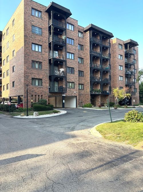 unit-504-9332 Landings Ln, Des Plaines, IL, 60016-5246 | Card Image