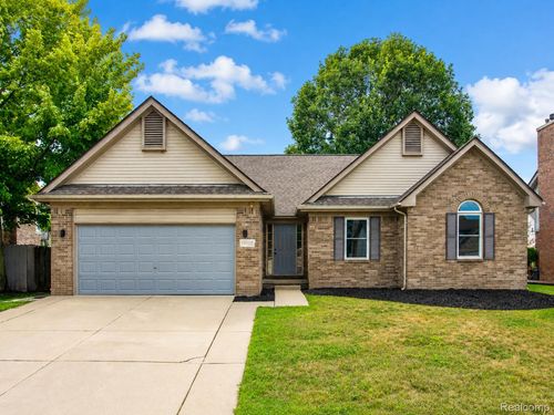 19108 Red Oak Ln, Brownstown, MI, 48193-8802 | Card Image