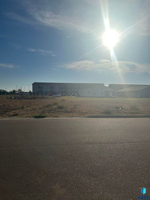 516 Bunyan Dr Drive, Harrisburg, SD, 57032 | Card Image