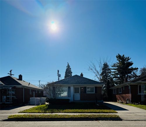 18258 Curtain Ave, Eastpointe, MI, 48021-2604 | Card Image