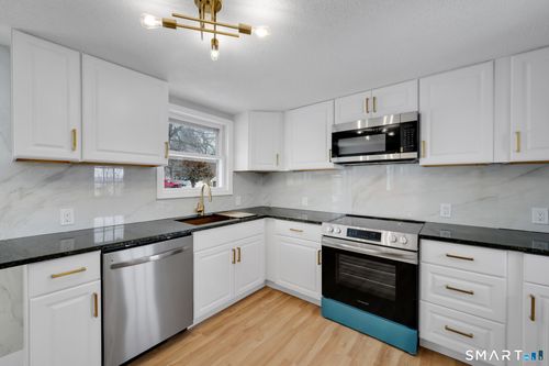 52 Vineyard Rd, North Haven, CT, 06473-3032 | Card Image