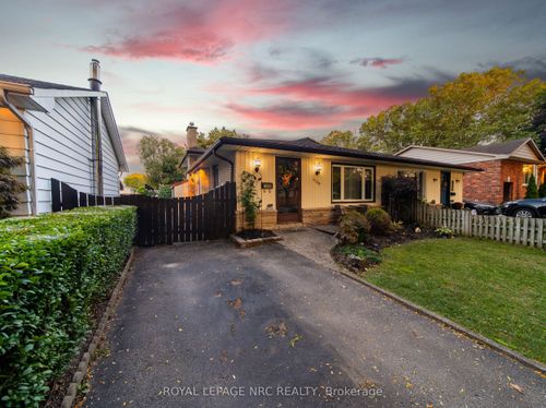 4228 York Dr, Niagara Falls, ON, L2E6Y4 | Card Image