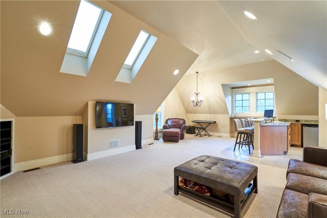Great multi purpose space with skylights, kitchenette, and full bath | Image 27
