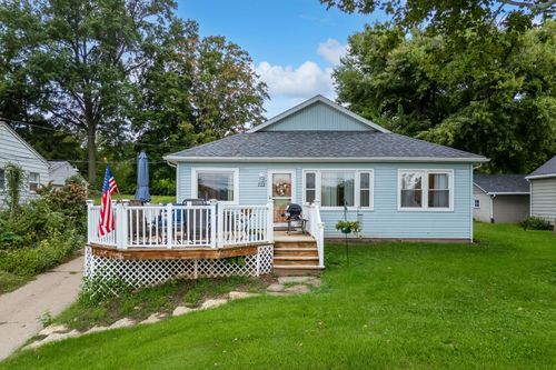 712 S Cody Rd, Le Claire, IA, 52753-9556 | Card Image
