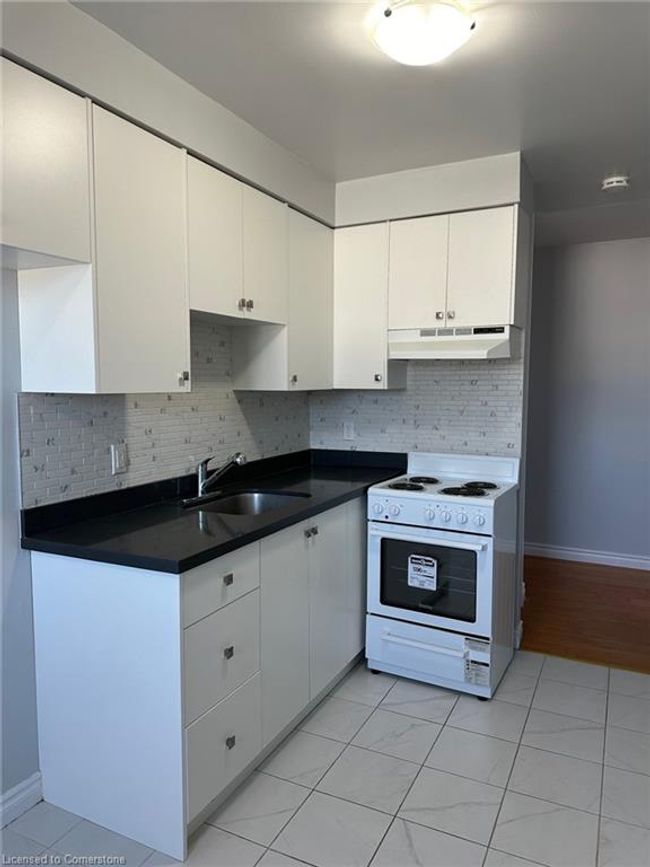 14 - 15 Mowat Blvd, House attached with 1 bedrooms, 1 bathrooms and 1 parking in Kitchener ON | Image 8