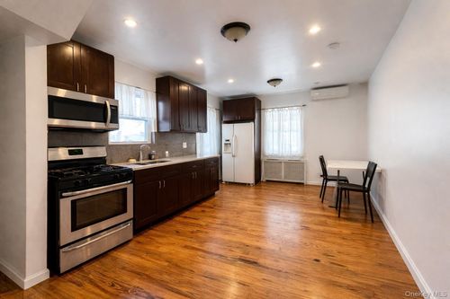 76-30 172nd St, Fresh Meadows, NY, 11366-1409 | Card Image