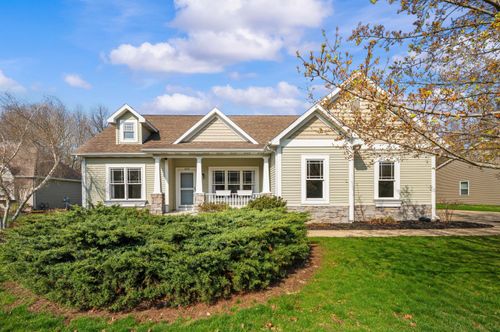 1612 Carolyn Dr, Benton Harbor, MI, 49022-2674 | Card Image