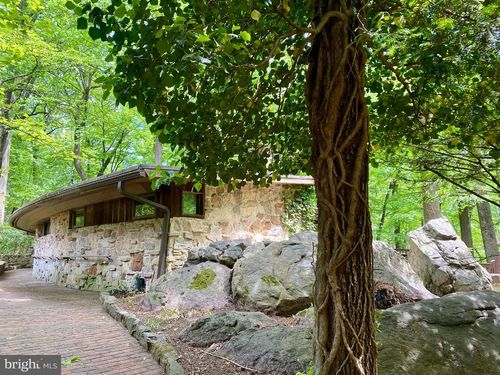 2700 Lanze Ln, Allentown, PA, 18103-7738 | Card Image