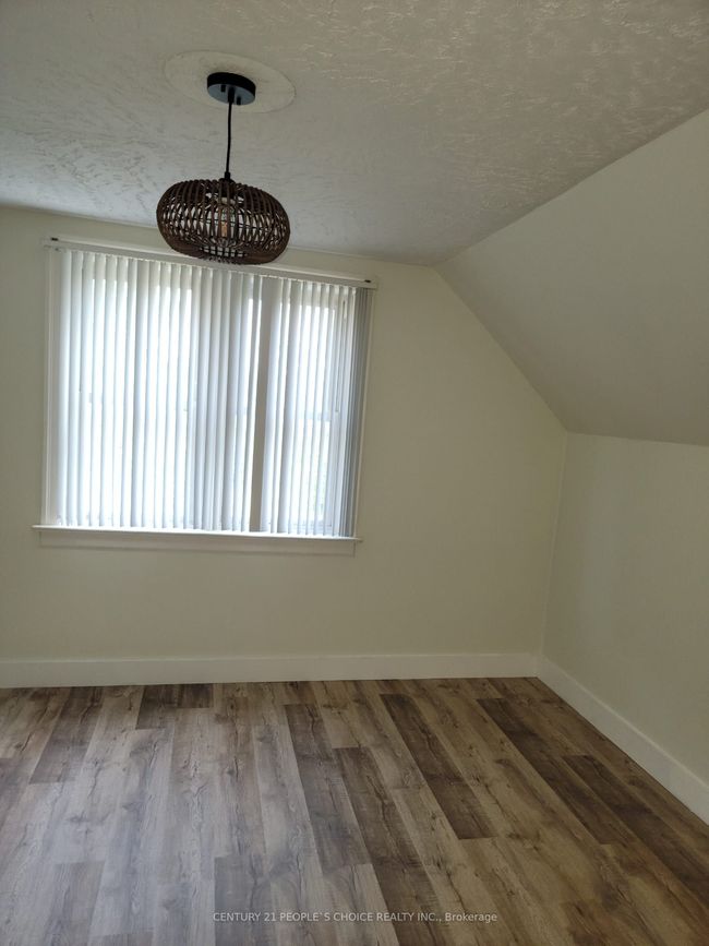 27 South Dr, House other with 3 bedrooms, 2 bathrooms and 5 parking in Dundas ON | Image 11