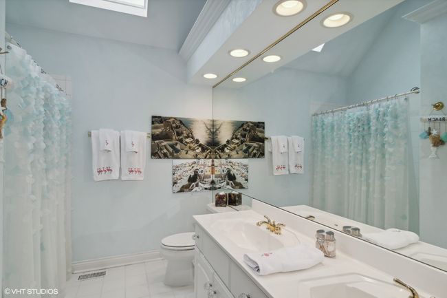 Hall bath between two bedrooms with double bowl va | Image 26