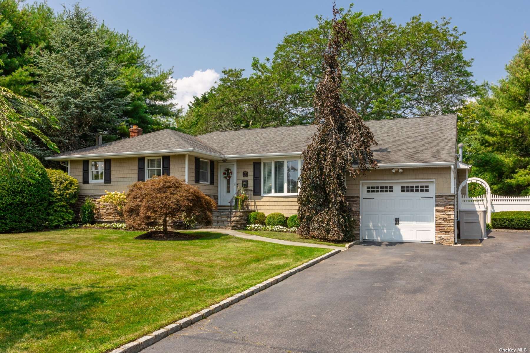 Sunny Ln, Bay Shore, NY 11706