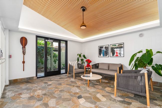 APT-1702 - 2575 Kuhio Ave, Condo with 2 bedrooms, 2 bathrooms and 1 parking in Honolulu HI | Image 17