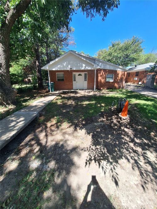 418 Pine St, Clyde, TX, 79510-3717 | Card Image