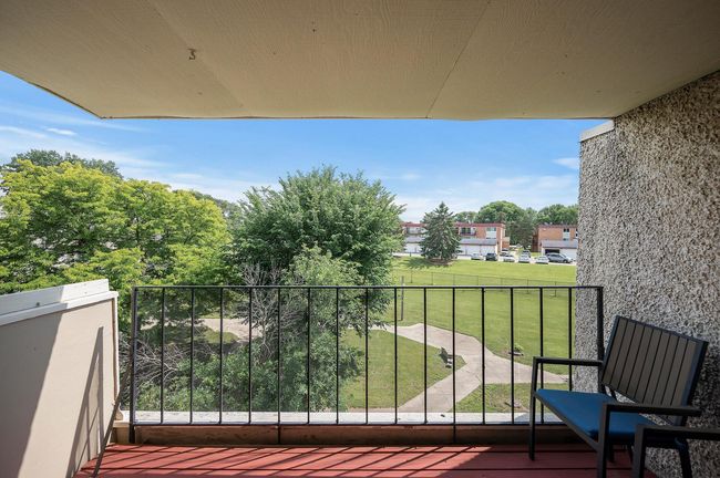 This South-facing unit doesn't look at the parking area. | Image 27