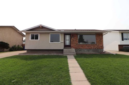 35 Ewart Cres Se, Medicine Hat, AB, T1B2W3 | Card Image