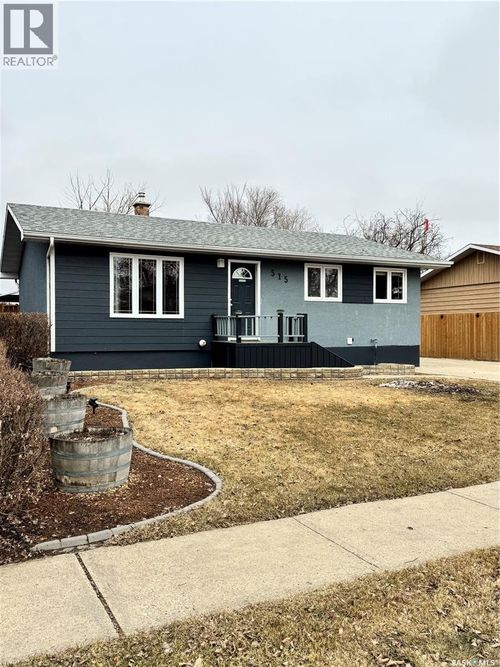 515 3rd Ave Nw, Weyburn, SK, S4H1R2 | Card Image