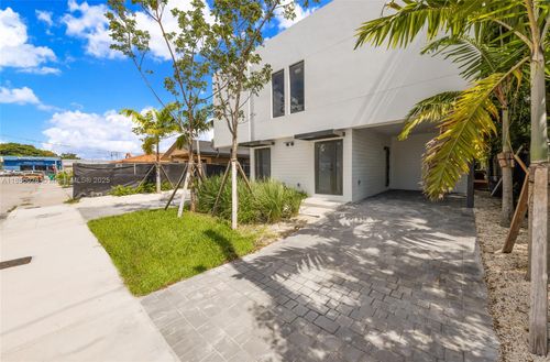 2151 Nw 1st Ter, Miami, FL, 33125-5319 | Card Image